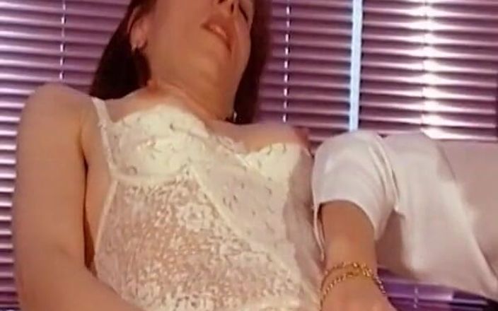 German's Lesbian: Este elegante alemão dique dedo no casting