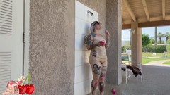 CherryBombBomb: Meinen arsch schütteln und nackt am öffentlichen pool duschen