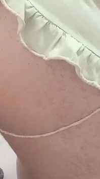 Je mi dobře, Sissy šuká obrovské tlusté dildo.