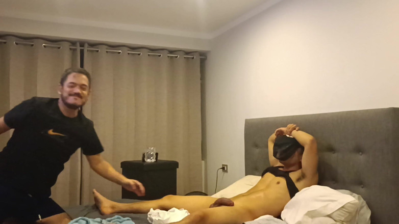 Bare skin man: Perde Arkası, Dolabta Kamera