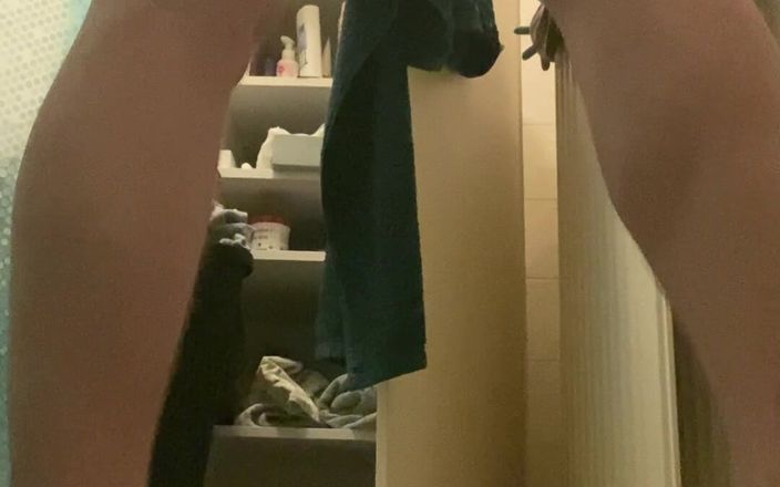 House mate: Tipul își pișă pantalonii și își fute propriul cur