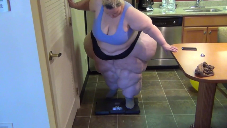 Full Weight Productions: SSBBW บ็อบบี้โจเหยียบไม่สำเร็จและบดโซฟา
