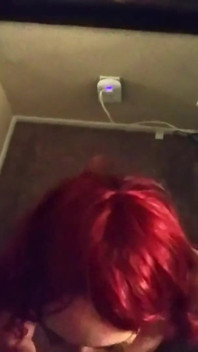 Une salope rousse de Tinder reçoit un facial et avale