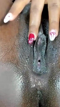 指を尻に滑り込ませながら、もう一方の手でクリトリスを素早く押し込む
