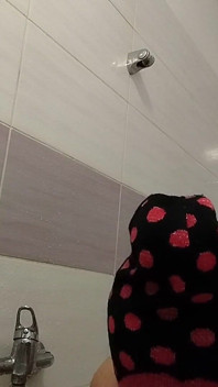 Bini amatur mandi, pepek berbulu, pantat besar.