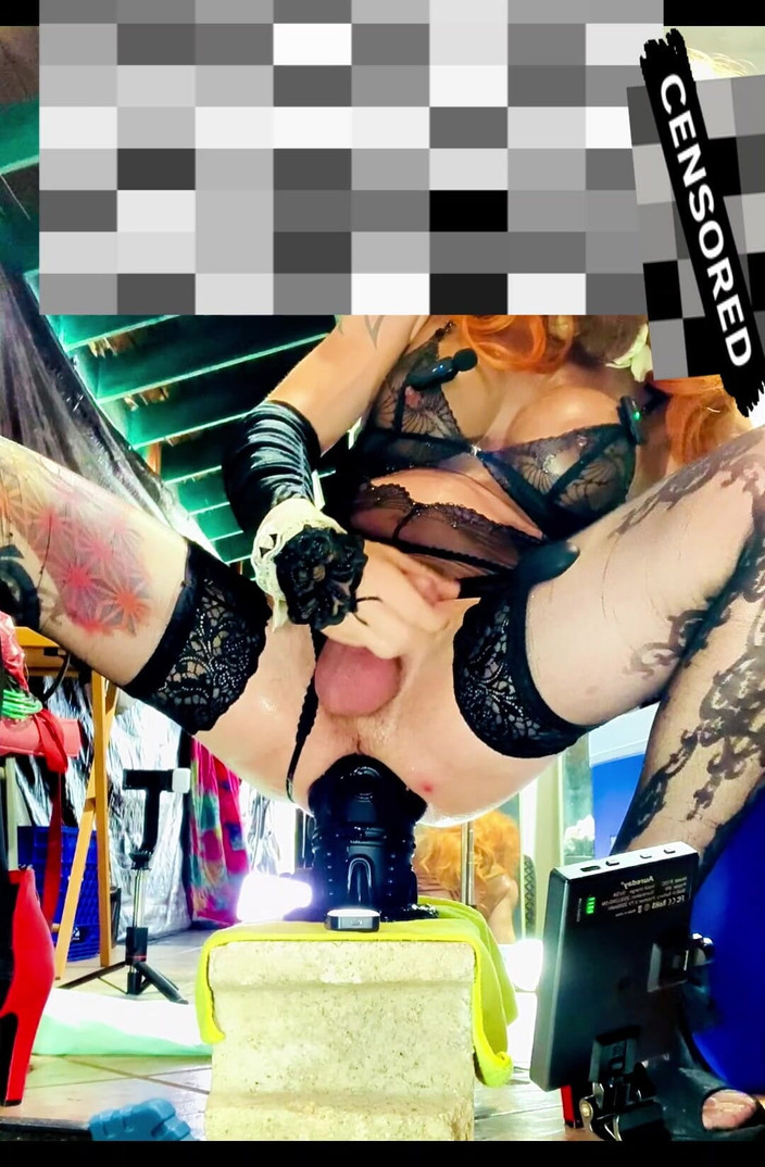 Benito414: Fată drăguță în lenjerie neagră futând un vibrator anal monstruos