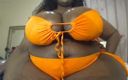 Legendary Booty Overdose: La formosa donnona nera si esibisce in una lingerie sexy