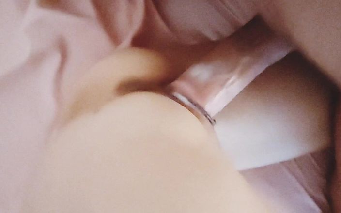 Wet Nymph: Figa stretta e bagnata viene scopata e ha l'orgasmo