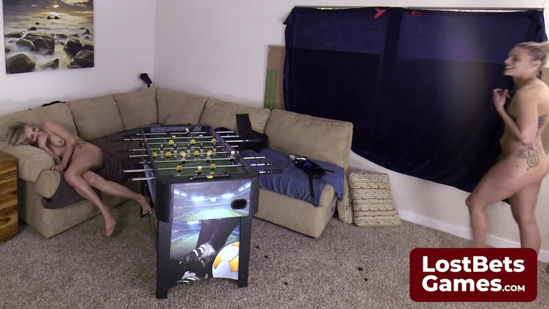 Lost Bets Games: Hai người bạn thân nhất điều hướng trò chơi dải foosball...