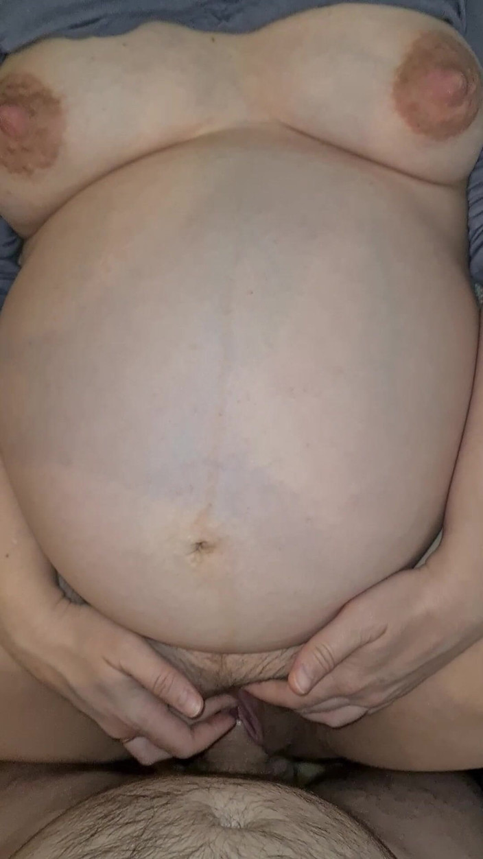 Testicarl: 怀孕的熟女妻子与继子出轨 - 在沙发上内射