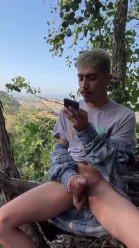 Hubená Twink Honí Kouří Obrovskou Nálož Na Veřejnosti