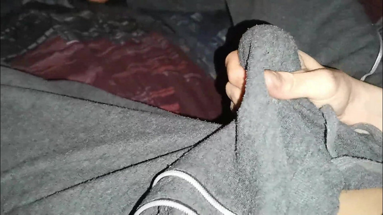 SEXY_GUYBEST: Silný penis hojně proudí k zvukům krbu bez rukou