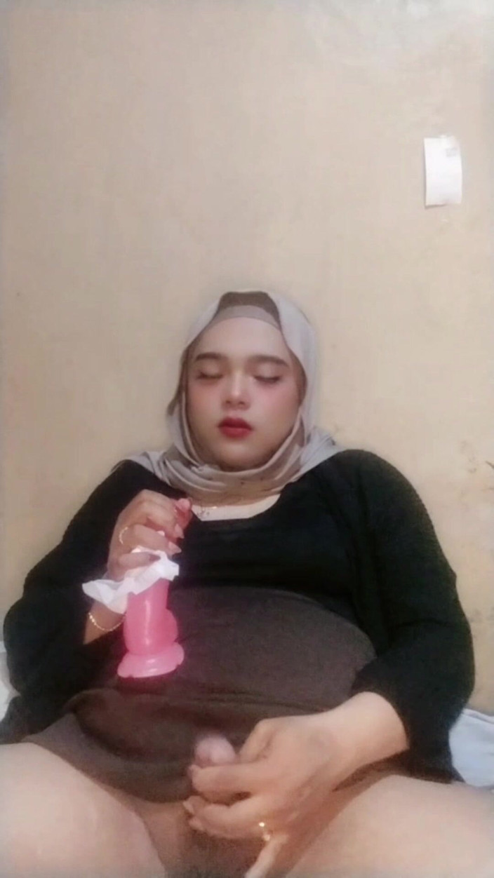Ivvy Crossdresser: Ivvy кроссдрессер в хиджабе сосет дилдо и скачет на нем