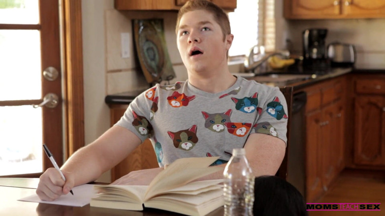 Moms teach sex: Study Session Turns Sexual - S1:e5