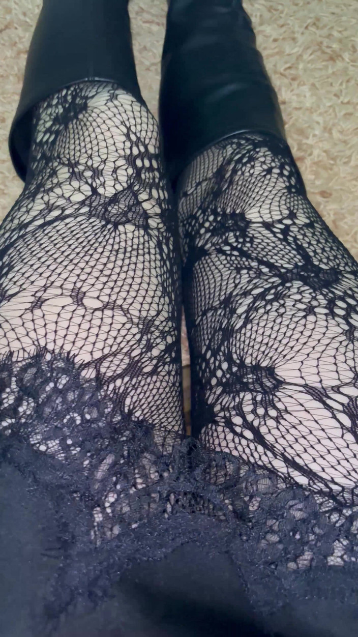 Sparrowica: सेक्सी स्टॉकिंग और जूते में मेरे पैरों के साथ खेलना