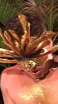 Scène latino espiègle - un couple 4_latino baise lors d’une soirée costumée