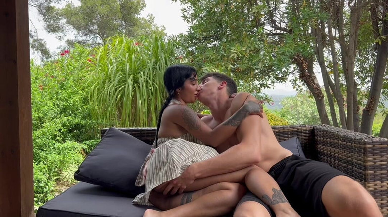 Yasmina Khan: 夫がバーベキューで料理している間に興奮して、彼にセックスさせました!