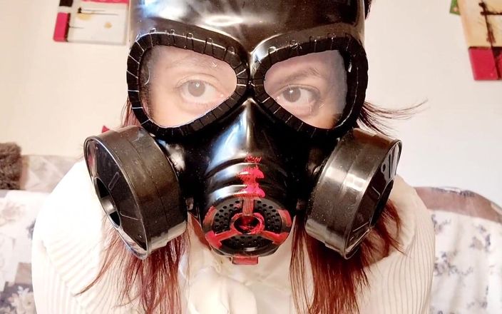 Nicoletta Embassi: スーパーフェチガスマスクでオーガズム 私と一緒に楽しむ準備ができて
