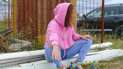 Pee Adventures: Gadis dengan hoodie kencing di balik celana jinsnya