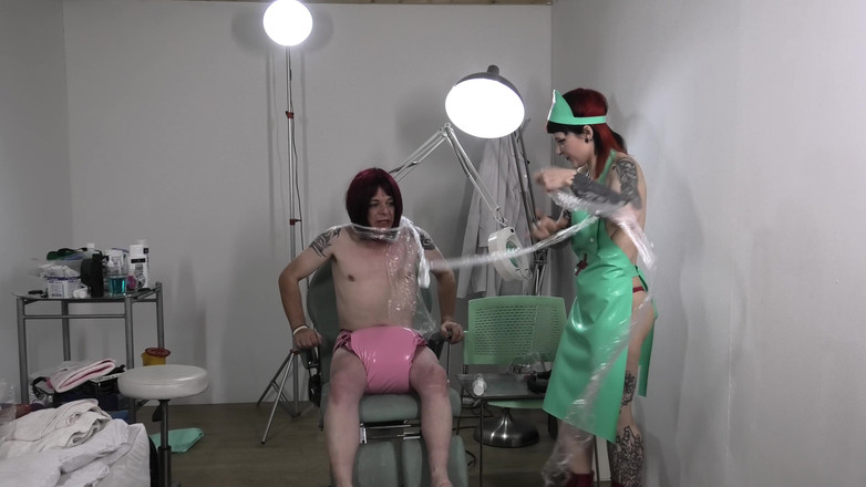 Bigtiddygoth: Latex Krankenschwester, totale Umhüllung: Eingewickelt und im Besitz in Kunststoff...