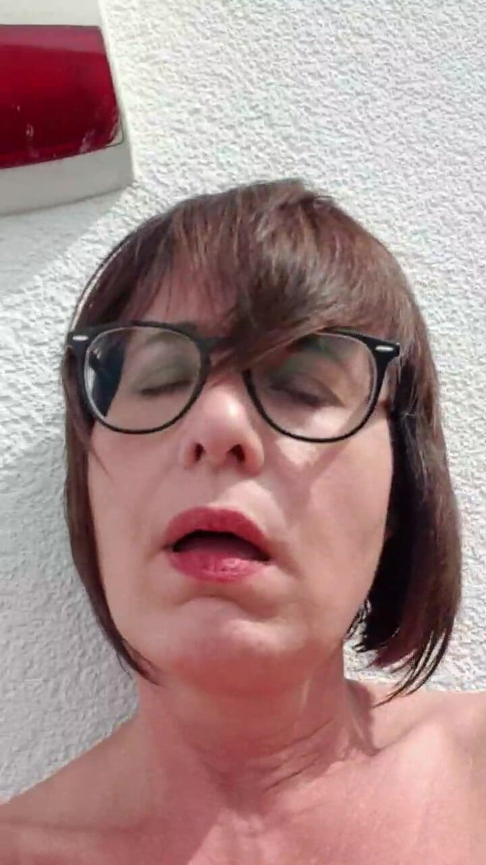 JulieEroticDress: Julie jest szczęśliwa po orgazmie na tarasie