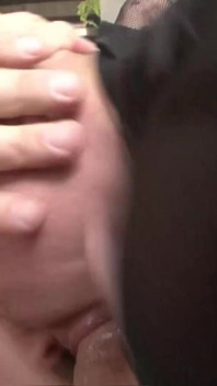 Due ragazze di colore diverso scopano un grosso cazzo