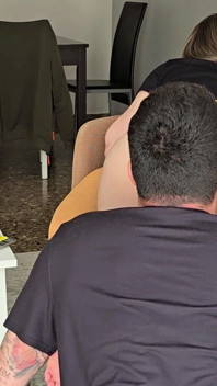 Můj nevlastní otec ví, že jsme doma sám a šuká mě opravdu dobře na židli!