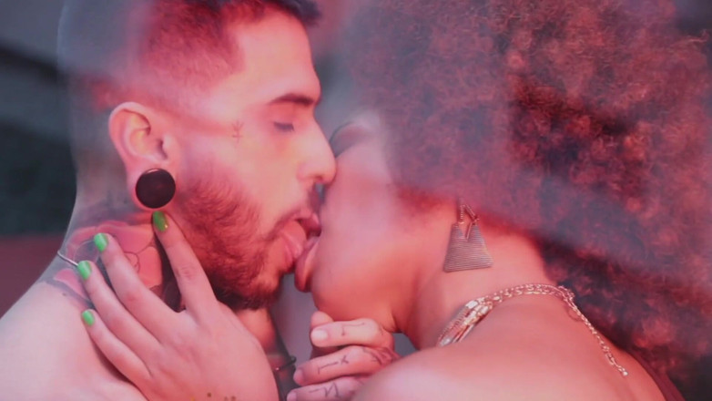 Quente club: Under my skin