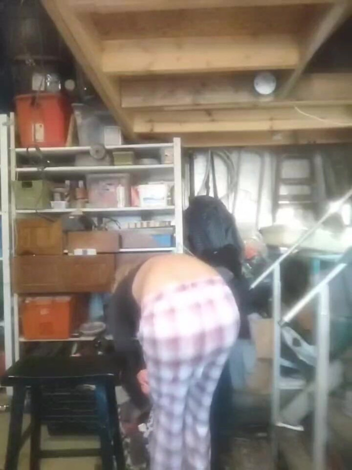 K8e Snow: Verführerischer transvestã¤nter und neckt in einem privaten lagerraum