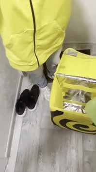 Food delivery girl pede desculpas por entrega longa com boquete e foda dura de quatro
