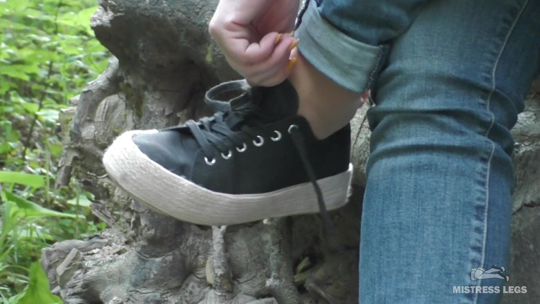 Mistress Legs: Piedi provocanti in calzini bianchi alla cascata