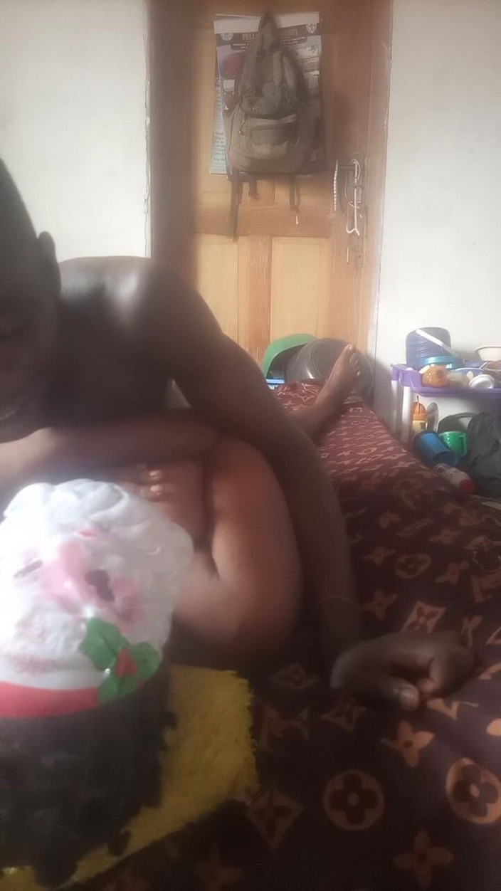 Oladi plenty tv: 선교사 스타일로 누워있는 거유 소녀