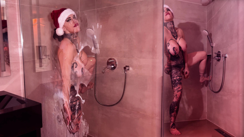 MissAlessaMilano: 23. Adventskalender 2025 Tomtekvinna med dildo i duschen