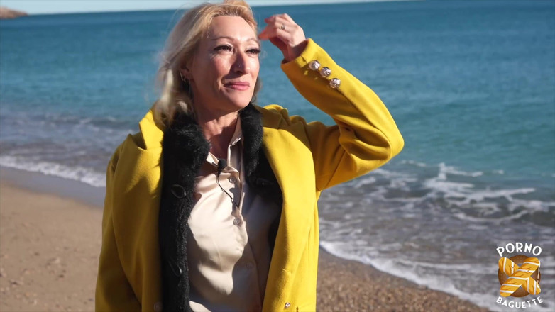 Porno Baguette: Betty, seksi orta yaşlı seksi kadın, yaraklarla oynamayı seviyor