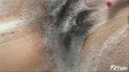 Big Tits for You: Nena cachonda juega con su coño peludo en la bañera