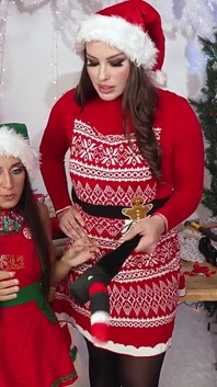 ,, ! Une elfe lesbienne coquine veut s’enfile une canne de candy dans la chatte étroite de Mme Claus