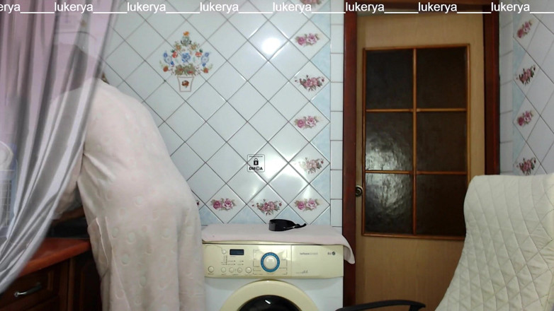 Lukerya: Calda hostess lukerya in cucina in un vestito