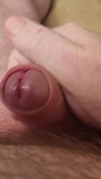 Papà si sdraia e si masturba il cazzo fino a quando non orgasma ama giocare con il suo cazzo mentre guardo