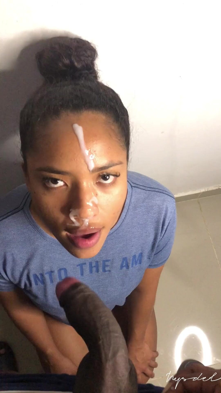 Nysdel: Моя лучшая подруга тайно делает мне минет, и я кончаю на ее лицо - любительская пара - Nysdel