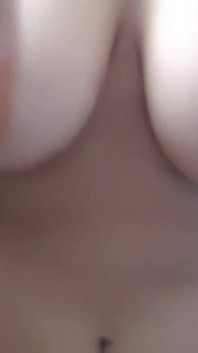 Desi indiska flickor fingrar ensam i badrummet