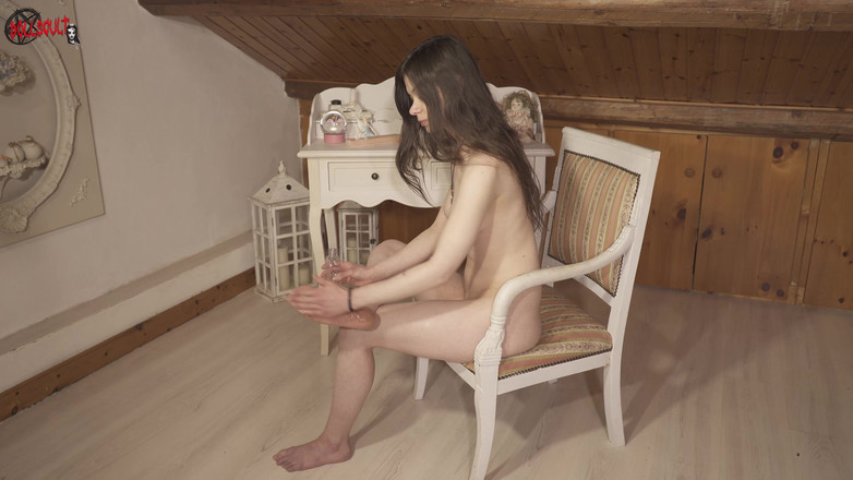 Dolls Cult: 你能想象我放油后我的脚有多柔软吗？