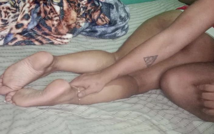 Milfta boohot: Le massage à ma demi-sœur devient sexy
