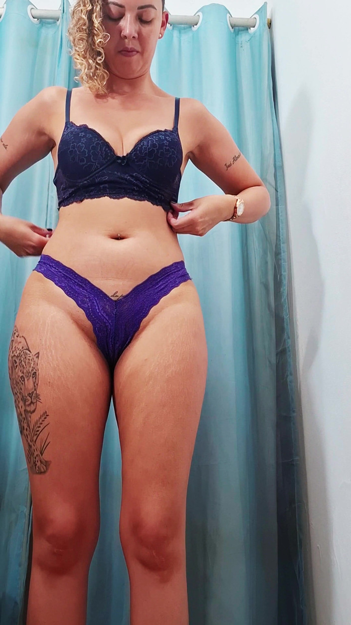 Gabi SweetCouplesStories: Bir mağaza soyunma odasında yüze boşalma ile gerçek seks.