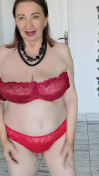 Striptease sexy de la o gilf țâțoasă