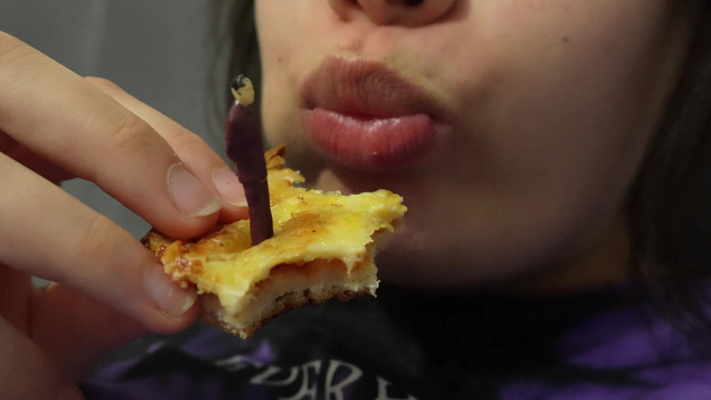 AmayaMori: Obryně pizza večeře má divoký obrat Drobný muž se stane...