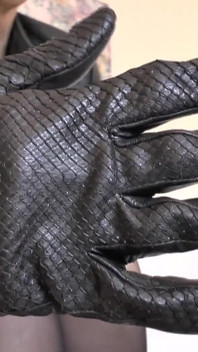 Piepende zwarte leren handschoenen aan! Iff aan hen en Joi - Lady Victoria Valente