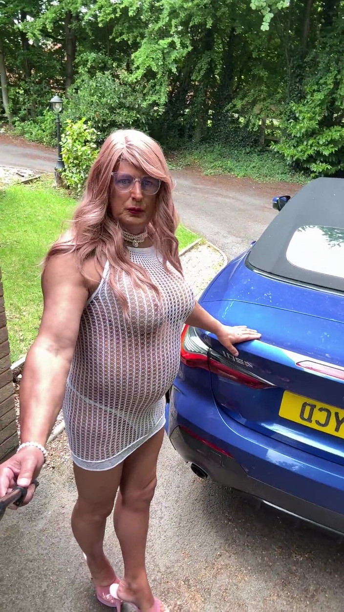 Kellycd2022: Sexig crossdresser Kellycd2022 i vit tight fisknätklänning och klackar