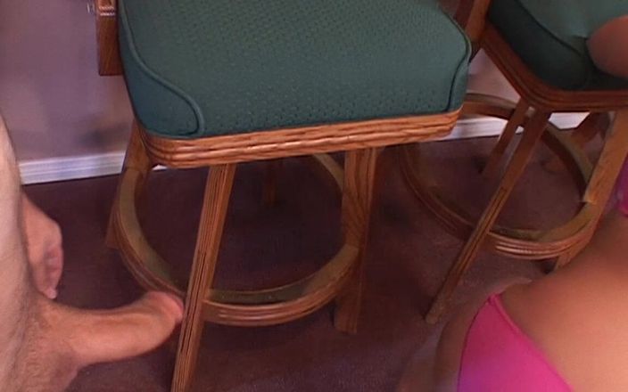 My Porn King: Найкраща подруга робить своєму найкращому хлопцеві дрочку руками і задовольняє його, поки він не кінчає на неї!