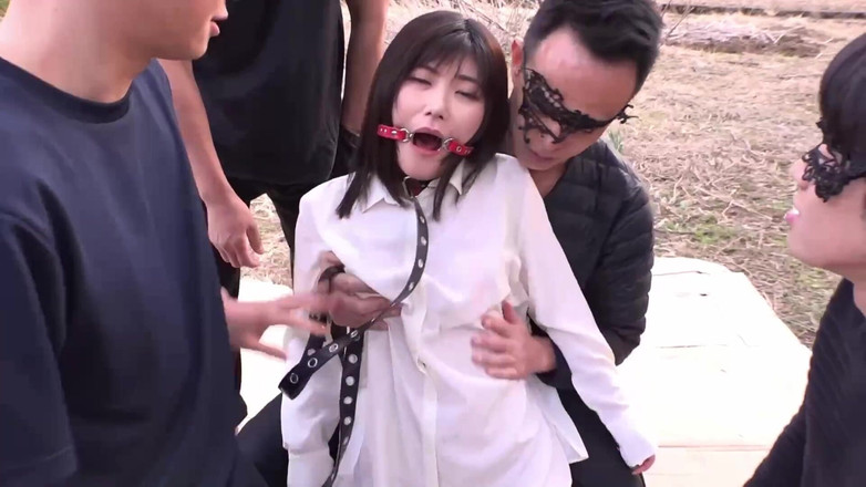 Raptor Inc: Дівчина, яку відтрахали на природі.