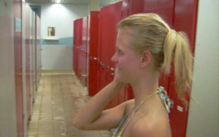 Blondehexe: Teeny Im Schwimmbad
